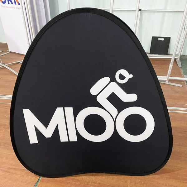 Kodėl trikampės iššokančios reklamjuostės tampa efektyviausia renginių ir reklamų lauko reklamos priemone